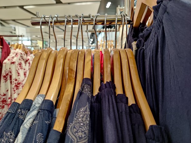 商店里的衣服减价出售图片下载