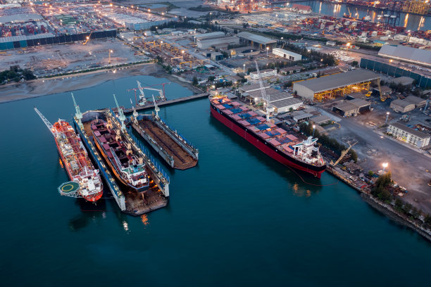 黄昏灯光下，船厂修理集装箱船鸟瞰图。可用于航运或运输概念。图片下载