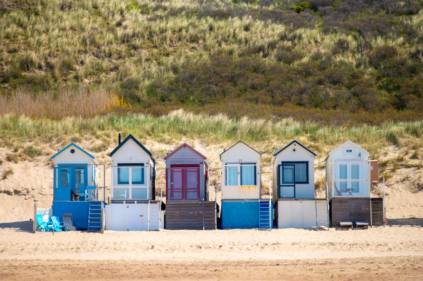 小海滩小屋在白色的沙质北海海滩附近Zoutelande，泽兰，荷兰图片下载