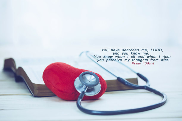 红心上的听诊器和打开圣经诗篇139:1显示基督徒的观念，上帝知道人的每一件事，基督徒的背景与复制空间图片下载