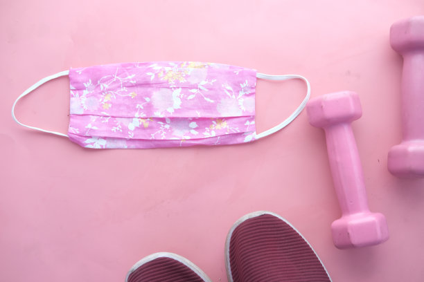 粉红色的哑铃，水壶和自制的粉色面膜图片下载