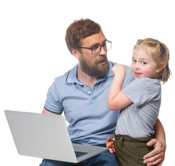 一个小女孩和她的父亲在白色背景的笔记本电脑，孤立图片下载