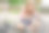 一个小女孩损坏了一个自行车轮子，正在修理照片没有处理图片下载