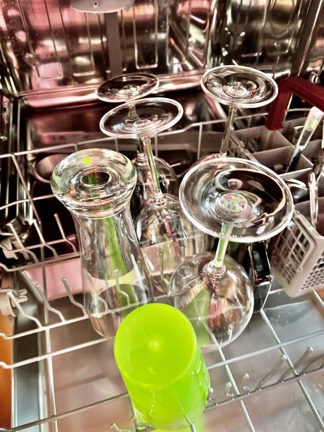 在洗碗机内清洗碗碟图片下载