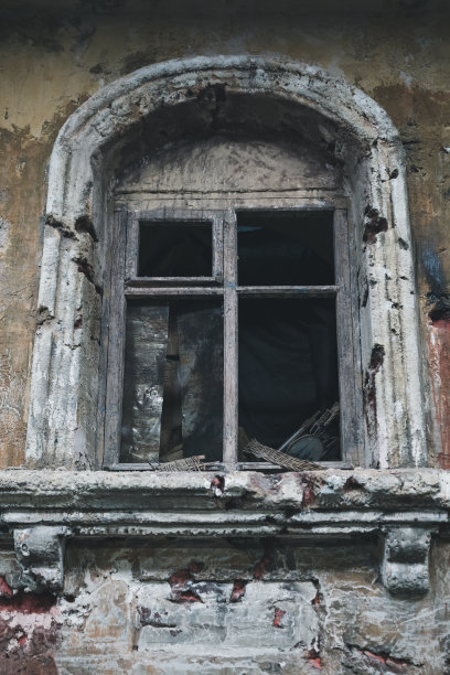 废弃房屋破碎可怕窗户的垂直视图图片下载