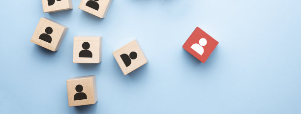 蓝色背景下，红色木方与人物图标从人群中脱颖而出。不同的意见，不同的观点和不同的概念图片下载