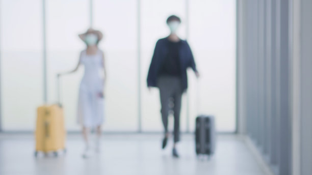 口罩旅行中的离焦夫妇图片下载