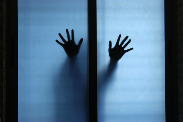 印度孟买，玻璃上的人手剪影图片下载