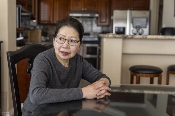 居家老人的肖像图片下载