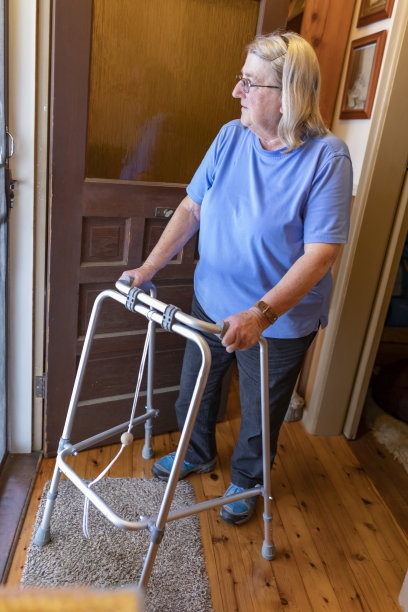 资深女性在家应门图片下载