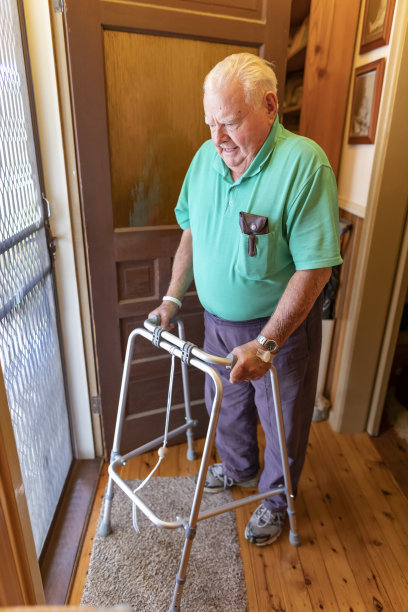 高级男子在家应门图片下载