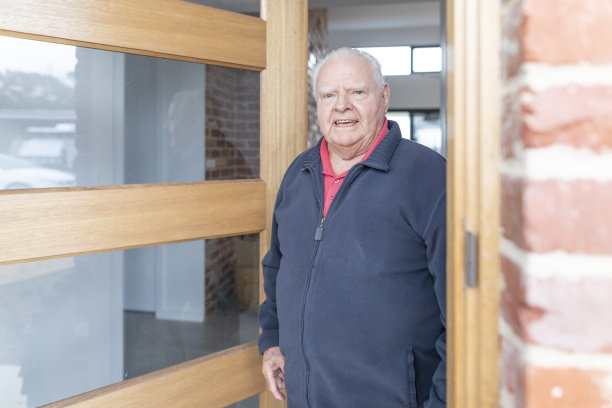 老人打开家里的前门图片下载