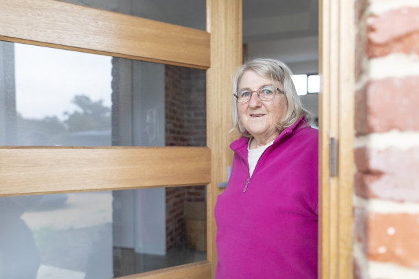 老妇人打开家里的前门图片下载