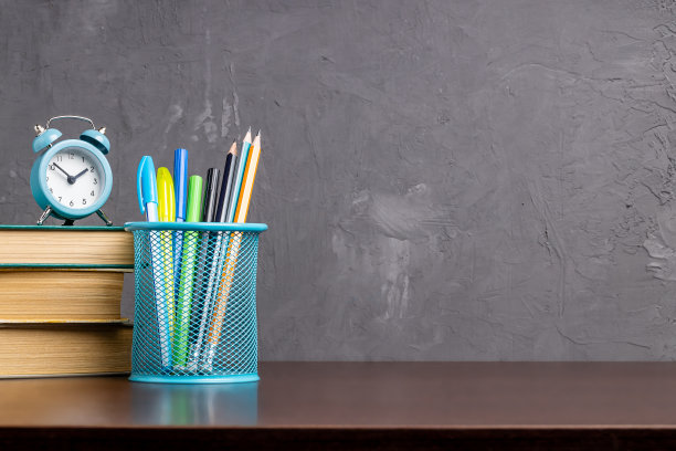 回到学校的概念。书桌与文具供应在混凝土墙背景。副本的空间。背景的背景图片下载