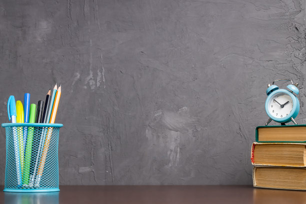 回到学校的概念。书桌与文具供应在混凝土墙背景。副本的空间。背景的背景图片下载