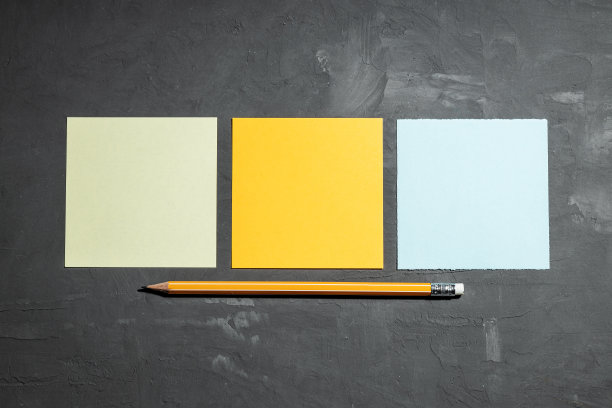 用铅笔在混凝土背景上粘贴空白便条。规划概念图片下载