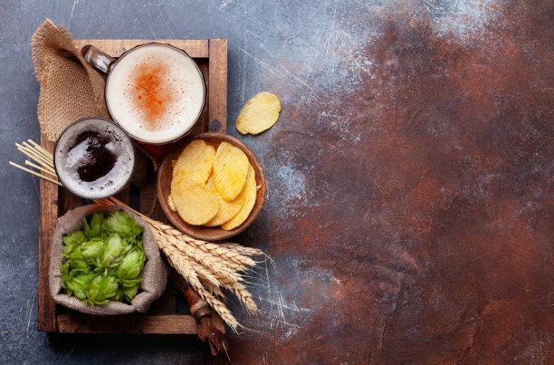 大啤酒杯，啤酒花和小麦图片下载