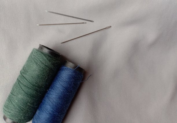 缝纫针和彩色线图片下载