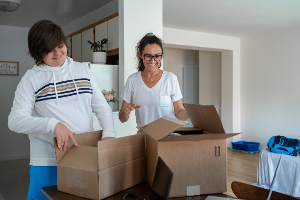 母子俩来到新家图片下载