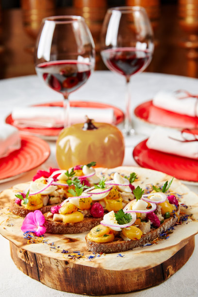 鸡蛋、蘑菇和洋葱烤面包片放在木板上图片下载