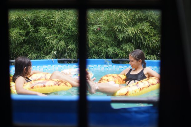 泳池里的女孩图片下载