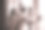 黑白的白人家庭的肖像看着窗外。小男孩和小女孩站在窗台上。在大流行期间呆在家里。有选择性聚焦的图像图片下载