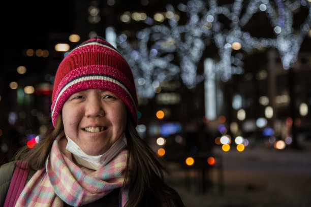 冬日里，日本北海道的女士在札幌市以广景灯为背景旅行图片下载