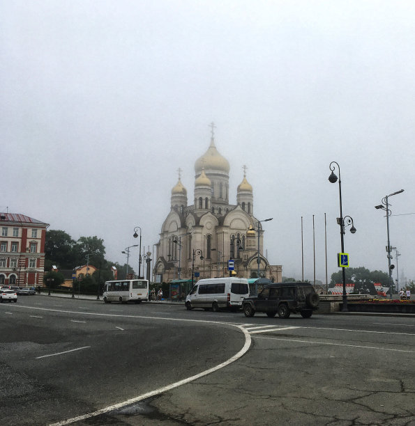 汽车在城市中穿梭于房屋之间。城市与汽车图片下载