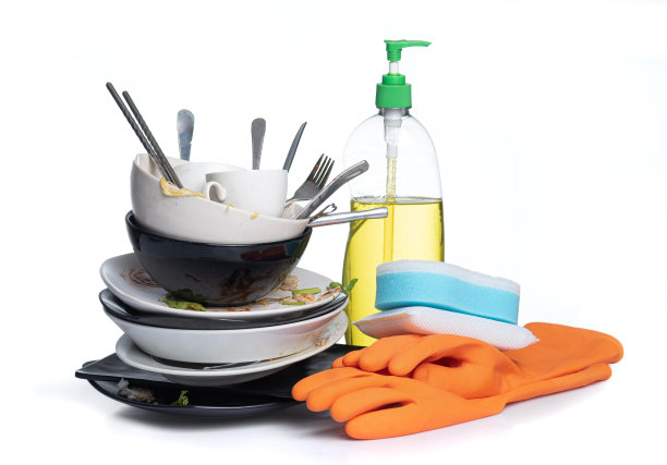需要清洗的脏盘子堆在白色的背景上图片下载