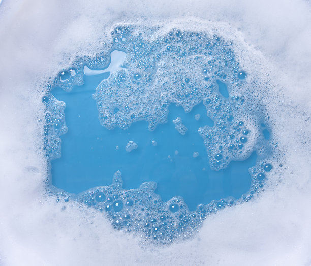 由蓝色背景上的肥皂泡制成的框架图片下载