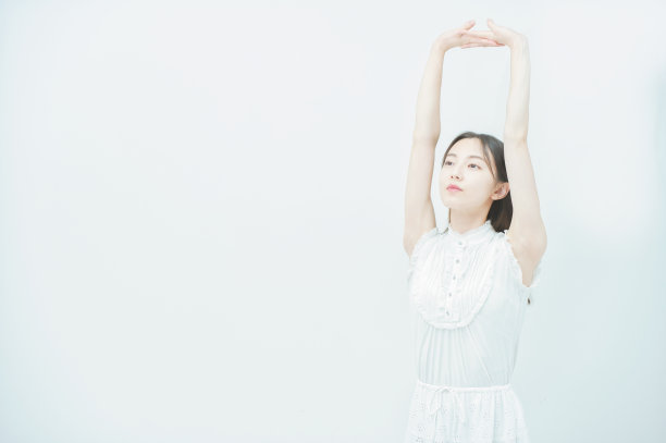 年轻女子深吸了一口气图片下载