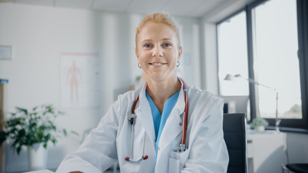 网络医生的在线医疗咨询:白人女医生与病人进行视频会议通话的照片。健康护理专家提供建议。POV视角拍摄图片下载