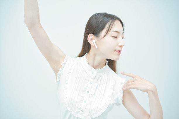 亚洲年轻女子翩翩起舞图片下载