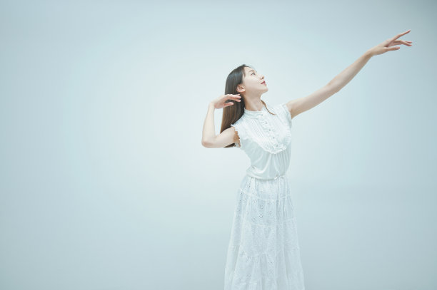 亚洲年轻女子翩翩起舞图片下载