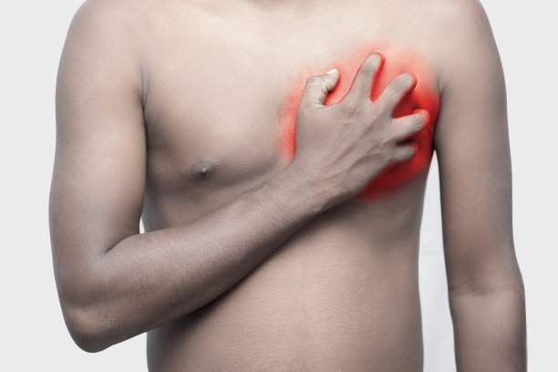 一个黑人用手捂着胸口治胸痛。图片下载