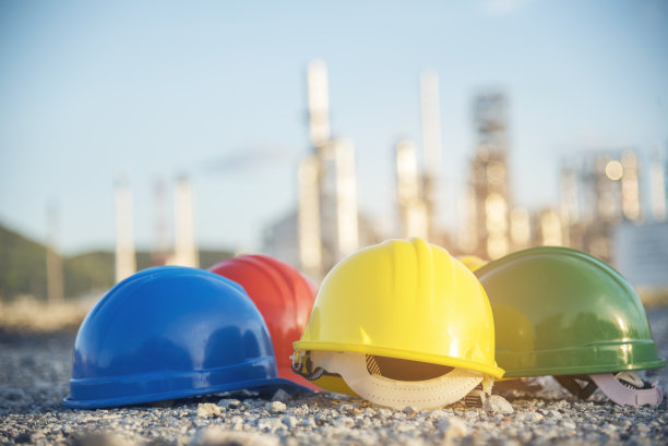 施工安全帽施工现场工人使用的安全工具设备为工程防护头标准。许多安全帽头盔在行与复制空间。工程建设的概念图片下载