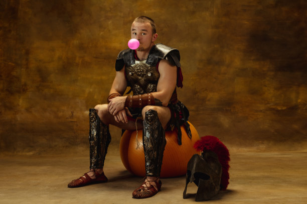 漫画人物中世纪的人，年轻人，战士或骑士在战争装备孤立在古老的黑暗背景。比较时代，艺术，历史，幽默，复古风格的概念图片下载