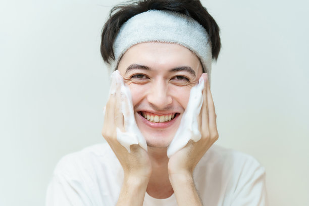 年轻人在洗脸图片下载