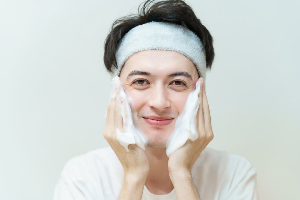 年轻人在洗脸图片下载