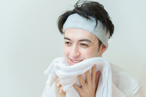 一个男人用毛巾擦脸图片下载