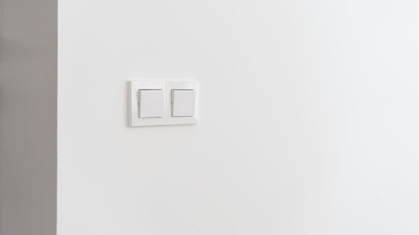 在墙上开关灯，接近室内细节。图片下载