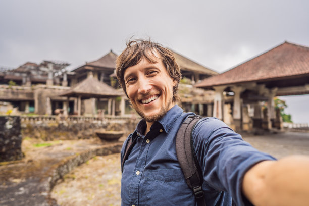 一名游客在贝都居尔被遗弃的神秘酒店。印度尼西亚,巴厘岛。巴厘岛旅游的概念图片下载