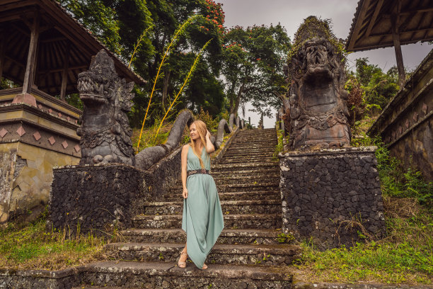 一名女游客在贝都古尔被遗弃的神秘酒店。印度尼西亚,巴厘岛。巴厘岛旅游的概念图片下载