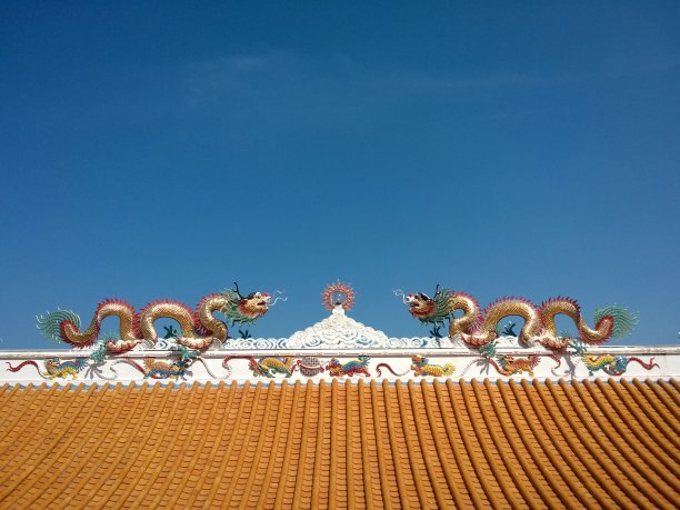 屋顶上有龙的雕像图片下载
