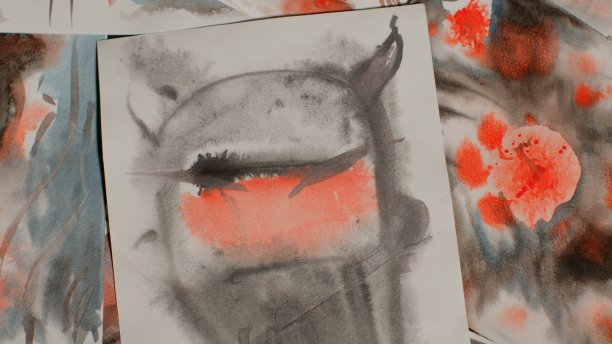 用水和颜料画出英雄。艺术学校里孩子们的绘画。图片下载