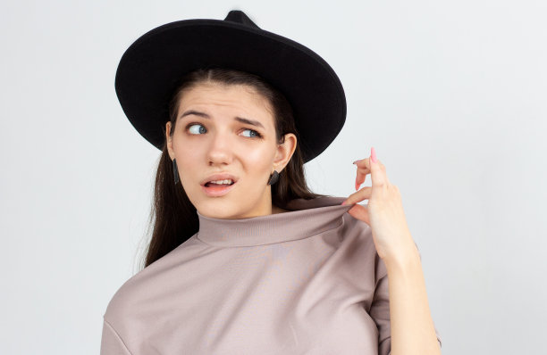 年轻女子厌恶对白色墙背景神经质图片下载