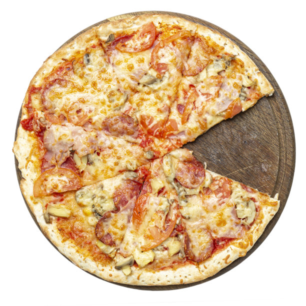 美味的披萨放在白色背景的木制盘子上。披萨店的菜单。餐厅或披萨店的概念海报。图片下载