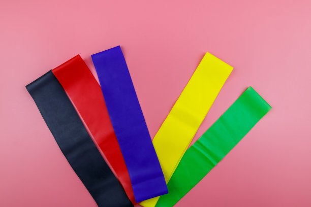 一套弹性橡皮筋适合粉红色的背景。俯视图图片下载