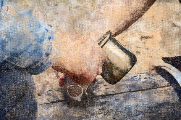 一个男人从一个金属水瓶里倒咖啡。刚煮好的咖啡图片下载