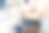 一个人在火上煮鱼汤。把手伸进锅里图片下载